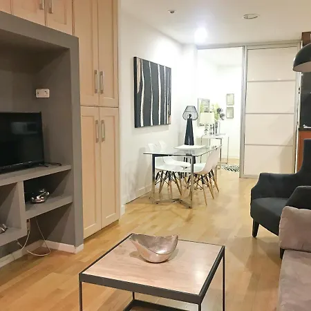 Junto Ayuntamiento De Apartamento *